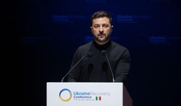 Változásokat jelentett be az ukrán védelmi tárcánál Zelenszkij