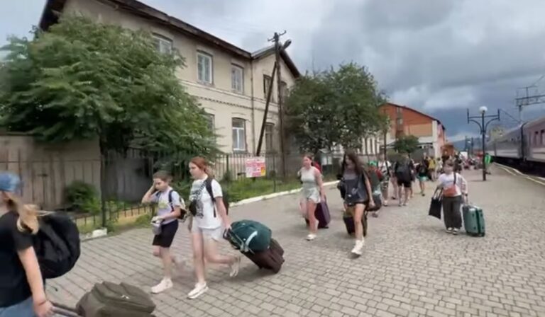 Frontvonal közelében élő gyermekeket üdültetnek Kárpátalján