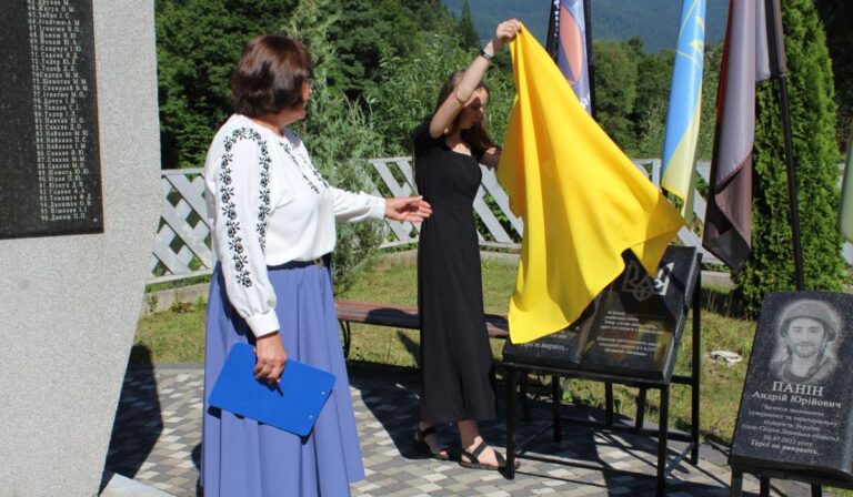 Két katona emlékére avattak táblát a Rahói járásban