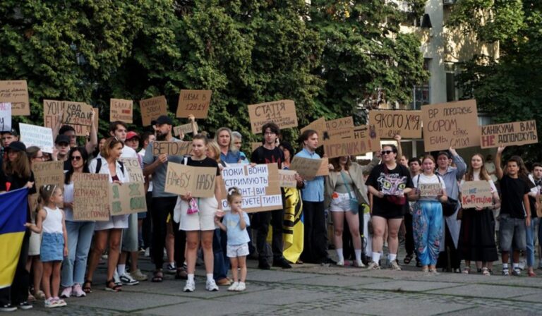 A korrupcióellenes intézményekért tüntetnek Ungváron