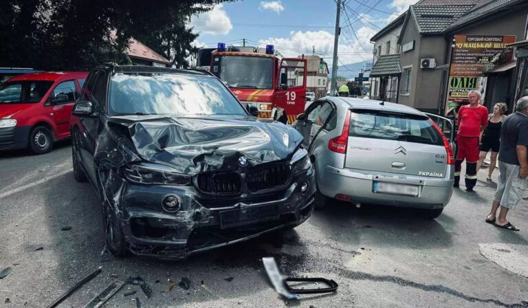 Gépkocsik ütköztek Bustyaházán