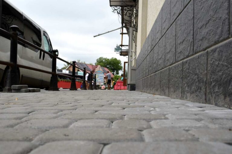 Felújítják a járdát Beregszász egyik utcájában