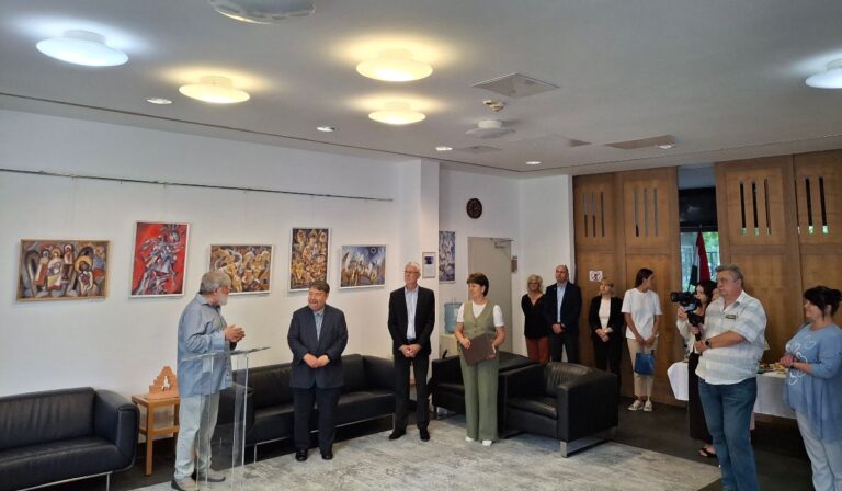 Megnyílt Földessy Péter kiállítása Ungváron