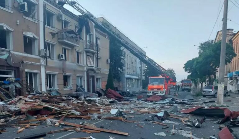 Orosz támadás érte Donyeck és Herszon megyét, több ember meghalt