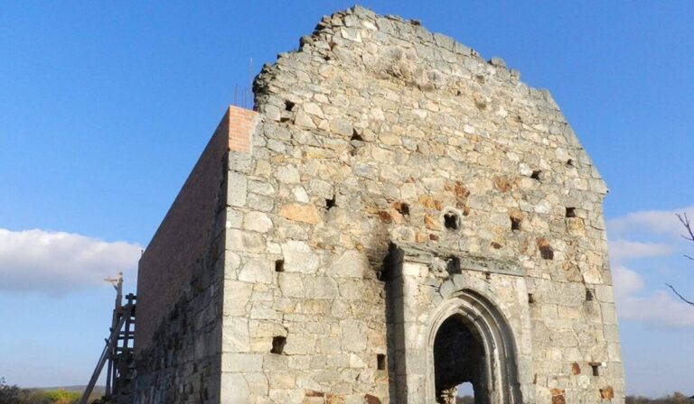 Bíróság elé áll a muzsalyi romtemplom restaurátora