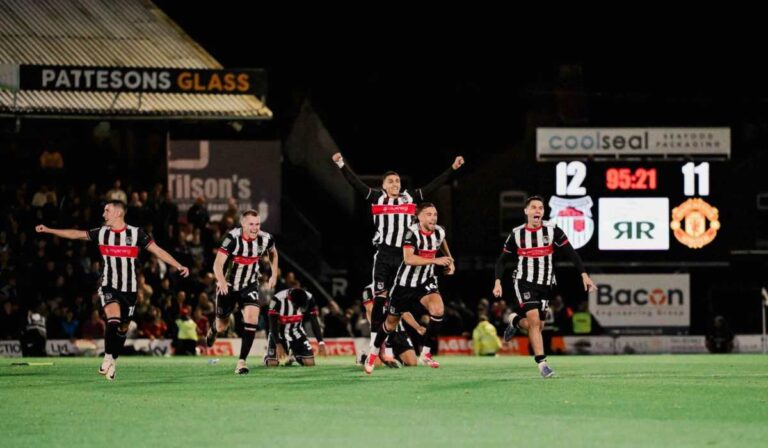 A negyedosztályú Grimsby Town tizenegyespárbaj végén búcsúztatta a Manchester Unitedet