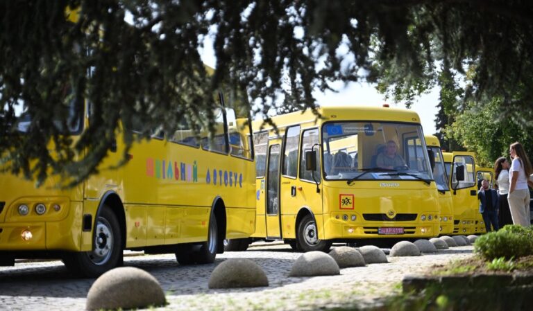 Шість громад на Закарпатті отримали нові шкільні автобуси