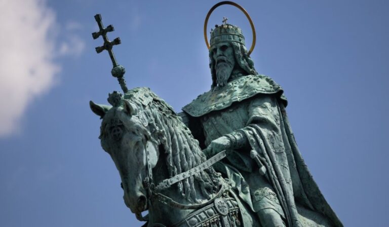 Szent István királyra emlékezve ünnepli születésnapját Magyarország