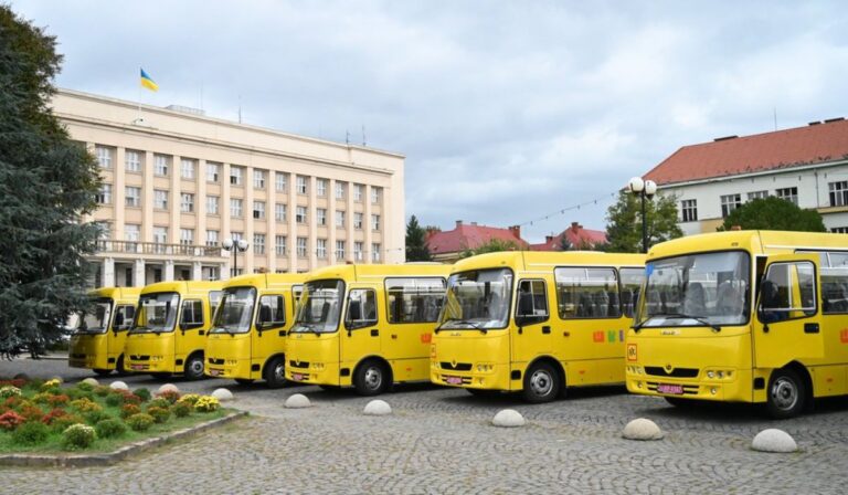 Tizenkilenc kistérség kapott új iskolabuszt Kárpátalján