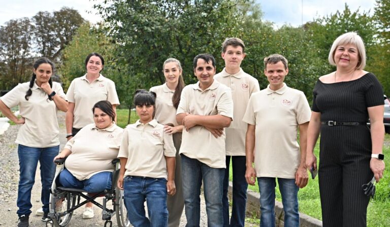 Técsőn megnyílt az első inkluzív cukrászda-kávézó