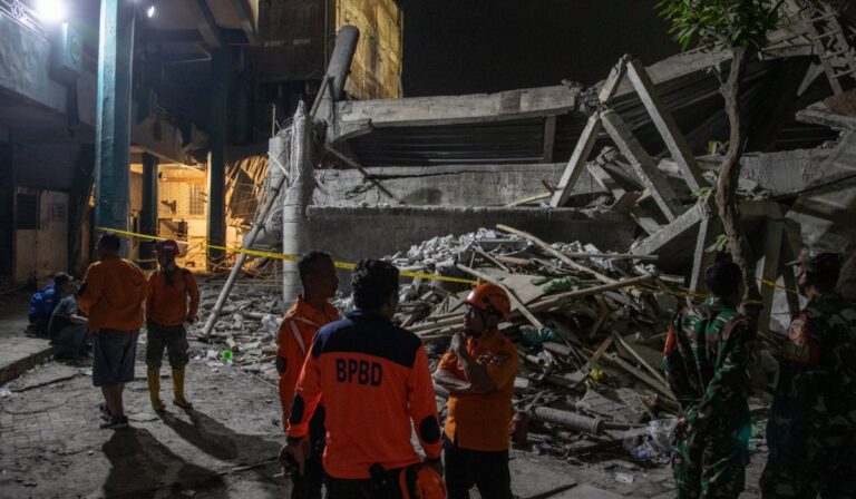 Összedőlt egy iskolaépület Indonéziában: többen meghaltak