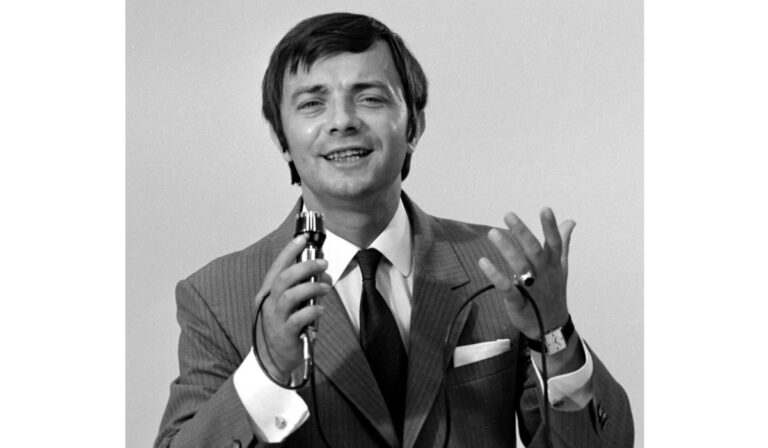 90 éve született Aradszky László táncdalénekes