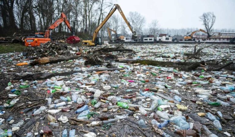 Szemétkrízis Kárpátalján: miért vált a Tisza úszó szemétteleppé?