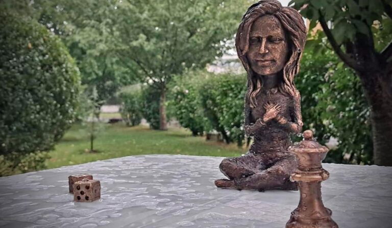 Miniszobrot avattak Polgár Judit tiszteletére Ungváron