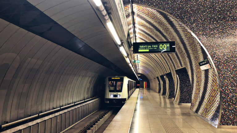 Embert gázolt a budapesti M4-es metró