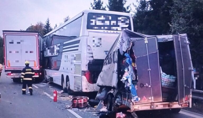 Kárpátaljaiakat szállító busz szenvedett balesetet Csehországban