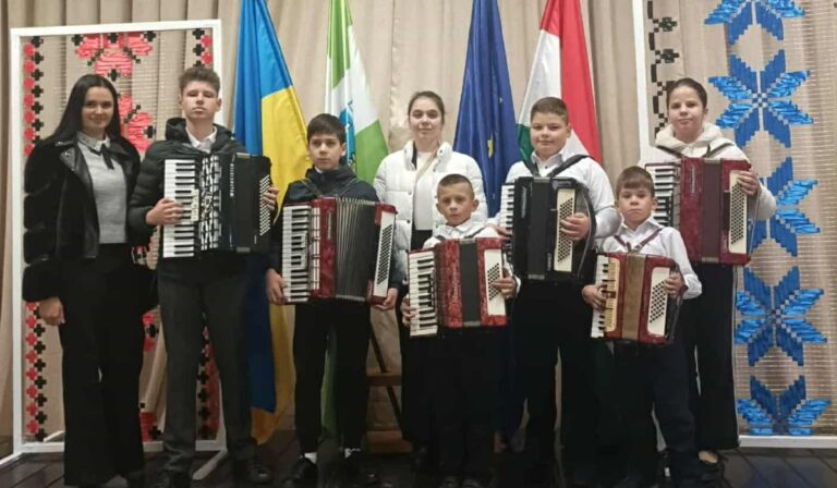A Tulipán Tanoda harmonikaszakos növendékeinek fellépése a X. „Kárpátalja Színei” Nemzetközi Fesztiválversenyen
