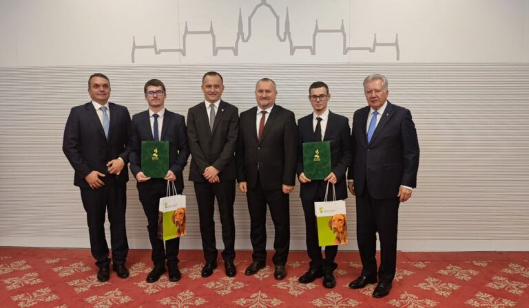 A Nagydobronyi Szakképzési Központ két diákja a Magyarok Kenyere ösztöndíjasai között