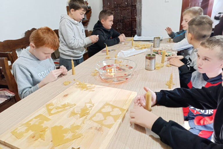 Gyertyakészítő foglalkozás a Nagyberegi Tájházban