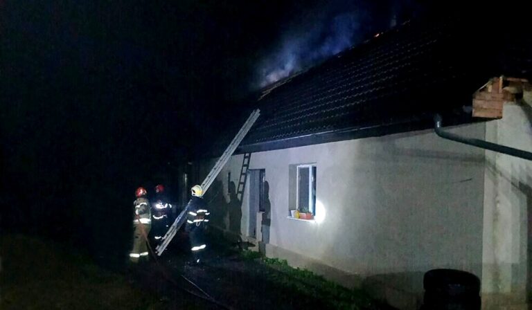 Kigyulladt egy ház Alsószlatinán