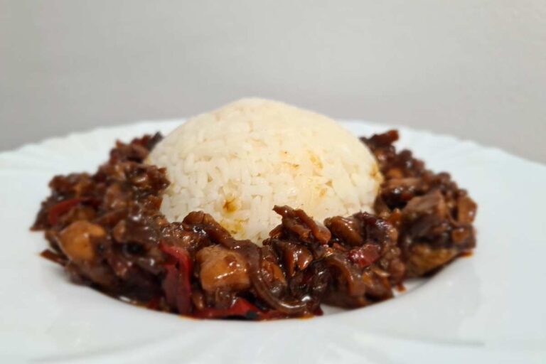 Csípős kínai csirke zöldségekkel