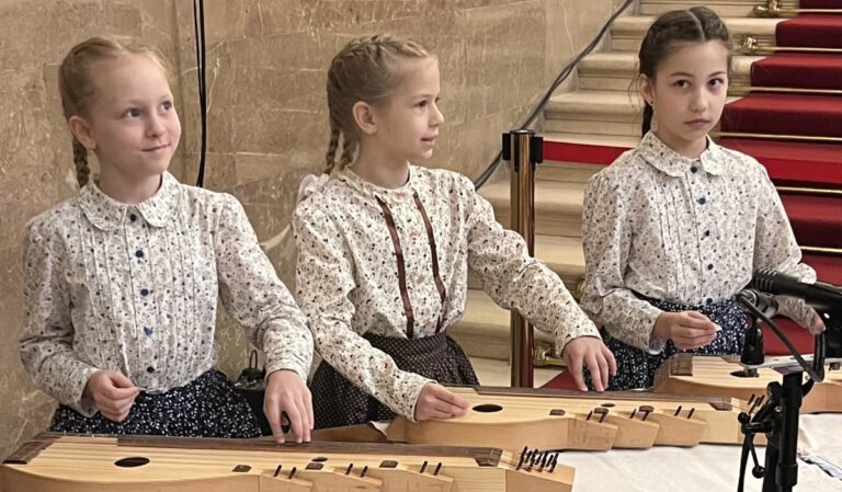 Felhangolva: Laptarózsa citera és énekegyüttes