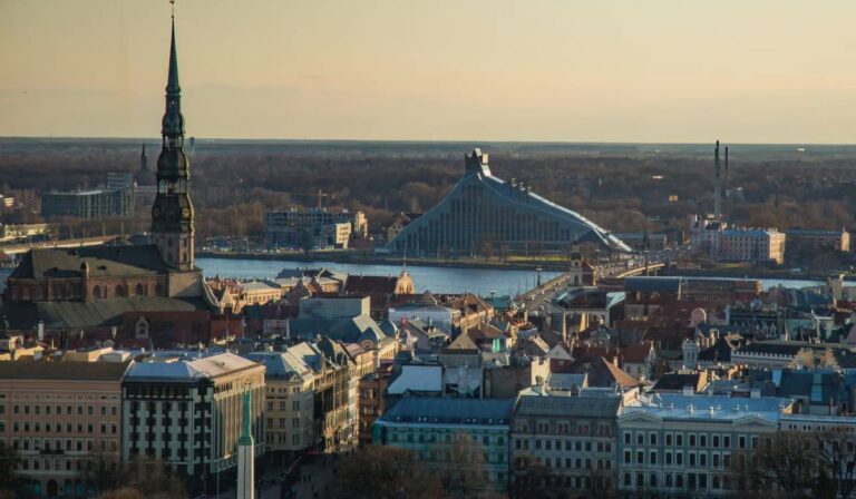 Латвія відправить Україні партію військової допомоги і 65 автівок