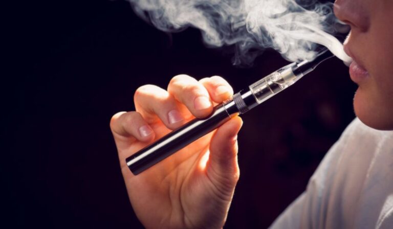 Világszerte mintegy 15 millió fiatal használ e-cigarettát