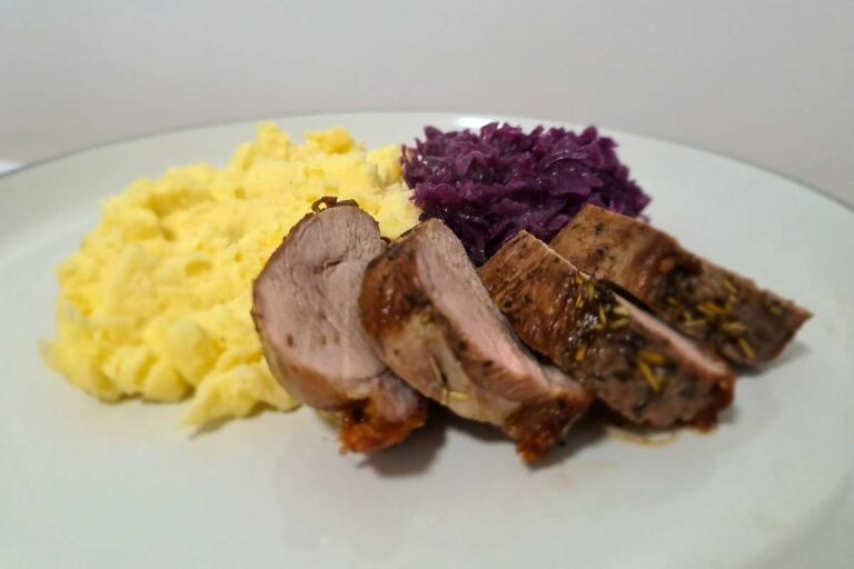 Ropogós kacsamell tört krumplival és párolt lila káposztával