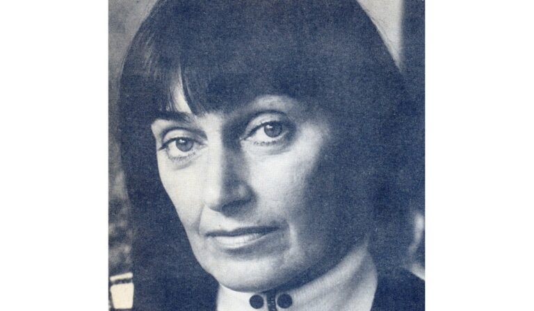 Szécsi Margit: Páva a tűzfalon