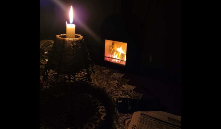 A gyertyafény árnyékában