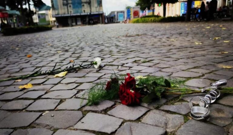 Kopogtató: vérünkkel írt történelem