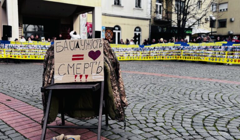Békés felvonulás a fogságban lévő és eltűnt katonákért Munkácson