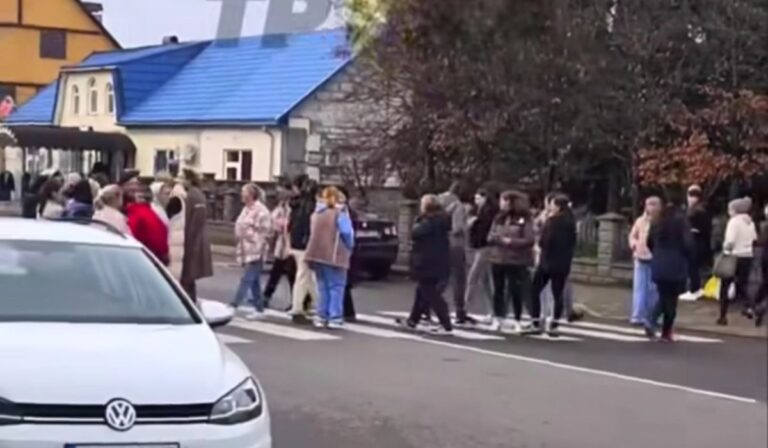 A fűtetlen iskola miatt tiltakoztak a Huszti járásban