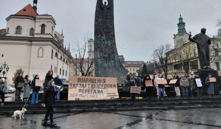 A katonák fizetésemeléséért tüntettek Lembergben