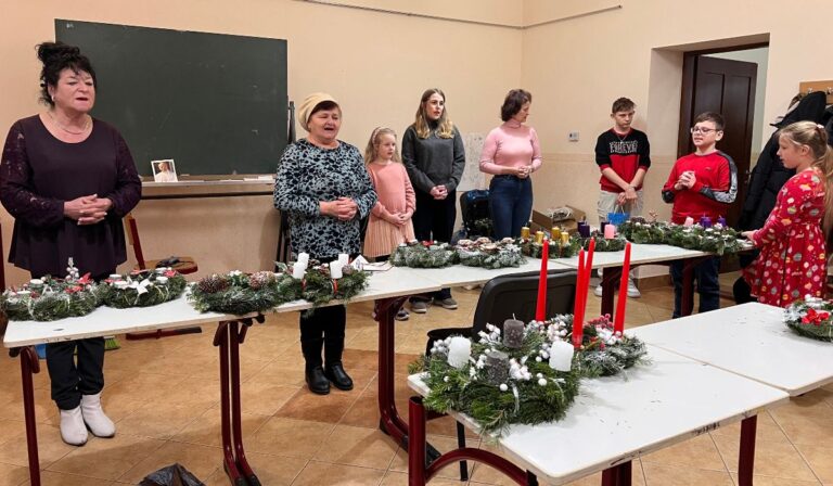 Adventi koszorúk készítése a hittanosokkal