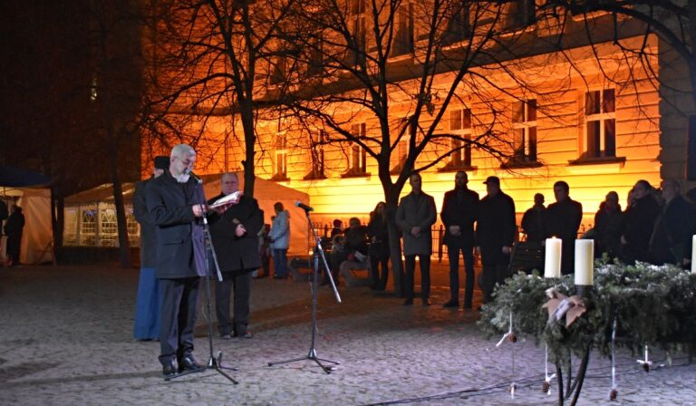 Fellobbant a hit lángja Beregszász főterén