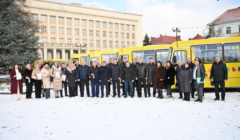 8 закарпатських громад отримали нові шкільні автобуси