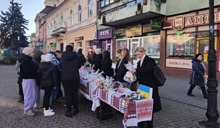 Kárpátaljai iskolások adventi vására Beregszászban