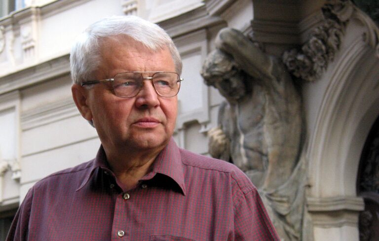 Bertók László: Megírjuk a szép, régi verseket