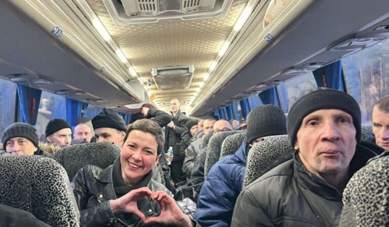 Több mint száz politikai foglyot adott át Fehéroroszország Ukrajnának