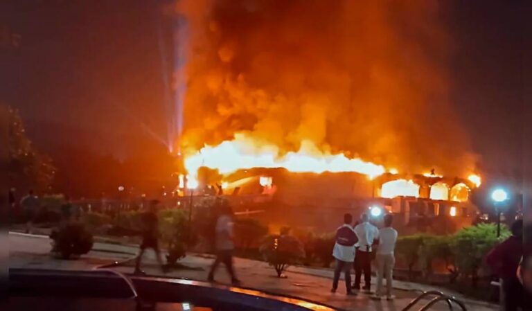 Huszonöten meghaltak egy indiai diszkótűzben