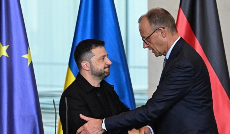 Zelenszkij az ukrajnai békefolyamatról egyeztetett a német kancellárral