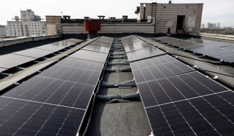 Társasházak autonóm áramellátását támogató programot indít a kormány