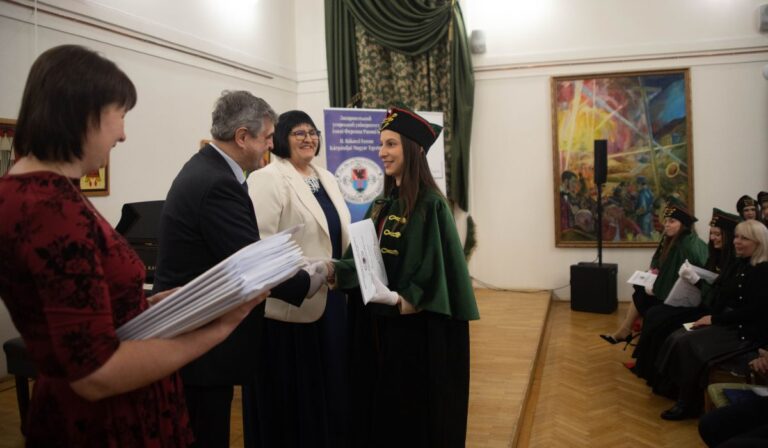 Keresztfélévesek kaphatták kézhez egyetemi diplomájukat a Rákóczi Egyetemen