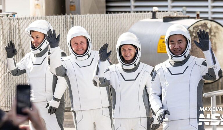 Betegség miatt idő előtt hazahozza űrhajósait a NASA