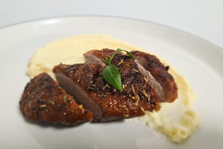 Kacsamell tört krumplival és savanyúsággal