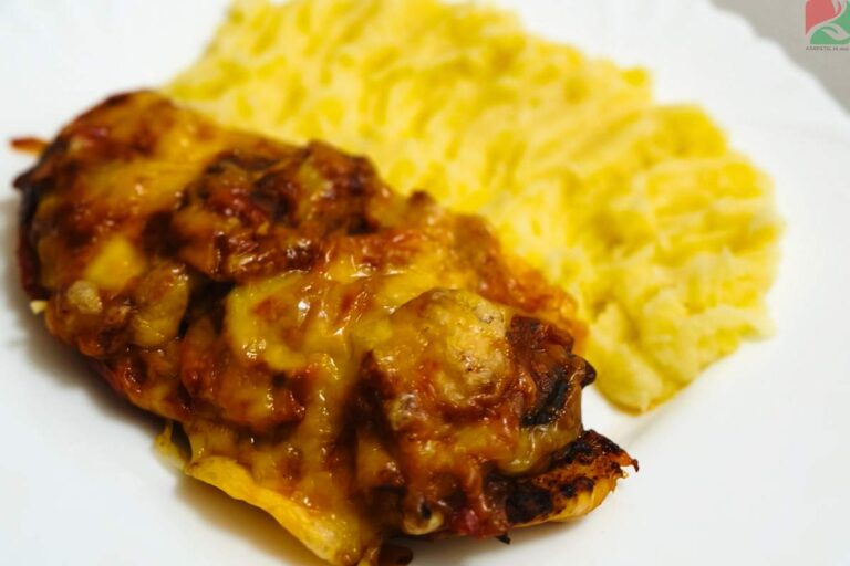 Sütőben sült csirkemell krémes zöldséges szósszal és burgonyapürével