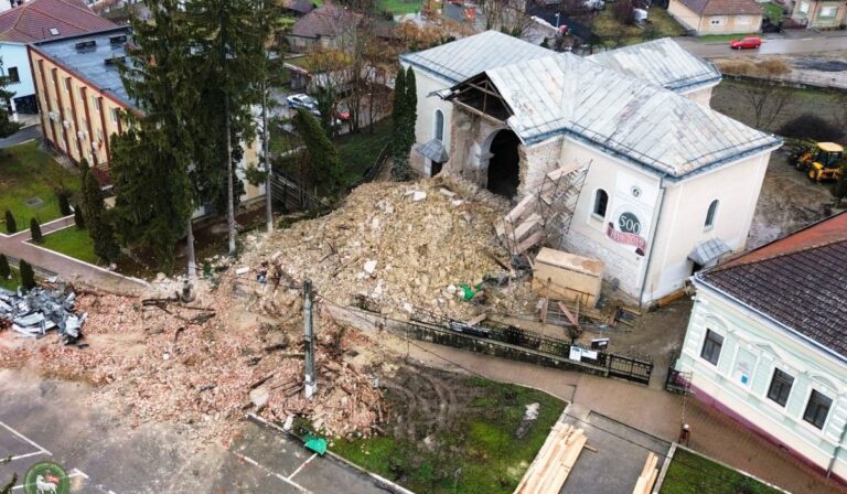 Leomlott az erdélyi Szilágycseh református templomának 507 éves tornya