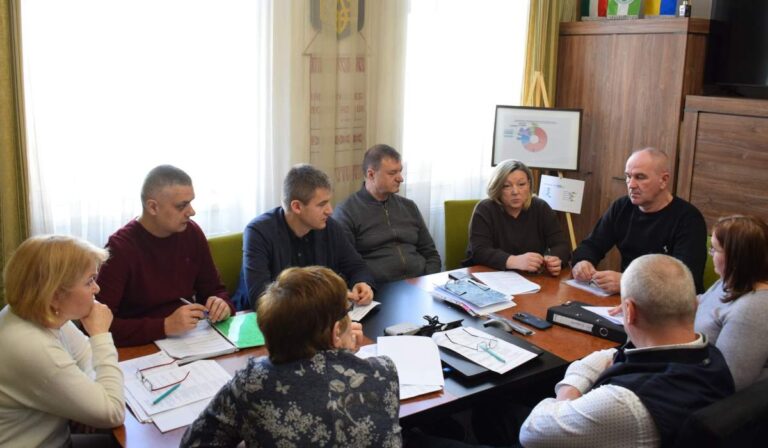 Műszaki értekezleten egyeztettek a folyamatban lévő városi projektekről Beregszászban